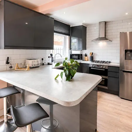 Modern - Ideal For Families & Contractors Holiday home Leeds (West Yorkshire)