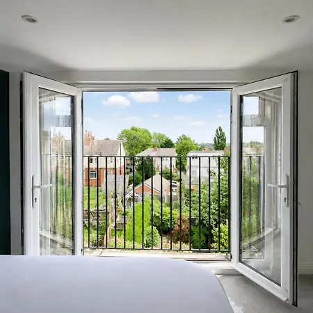 Modern - Ideal For Families & Contractors