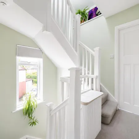 Modern - Ideal For Families & Contractors Holiday home Leeds (West Yorkshire)