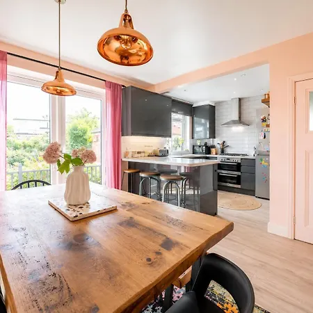 Modern - Ideal For Families & Contractors * Leeds (West Yorkshire)