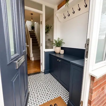 Modern - Ideal For Families & Contractors