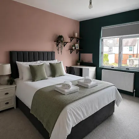 Modern - Ideal For Families & Contractors Holiday home Leeds (West Yorkshire)